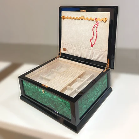 Шкатулка малахитовая